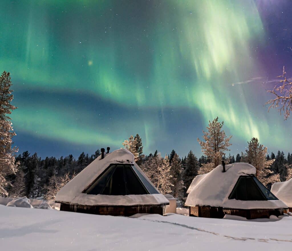 Aurora Cabins in Nellim met noorderlicht op de achtergrond
