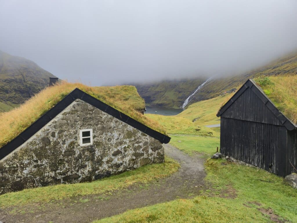 Huisjes met grasdaken, Saksun, Faeröer eilanden