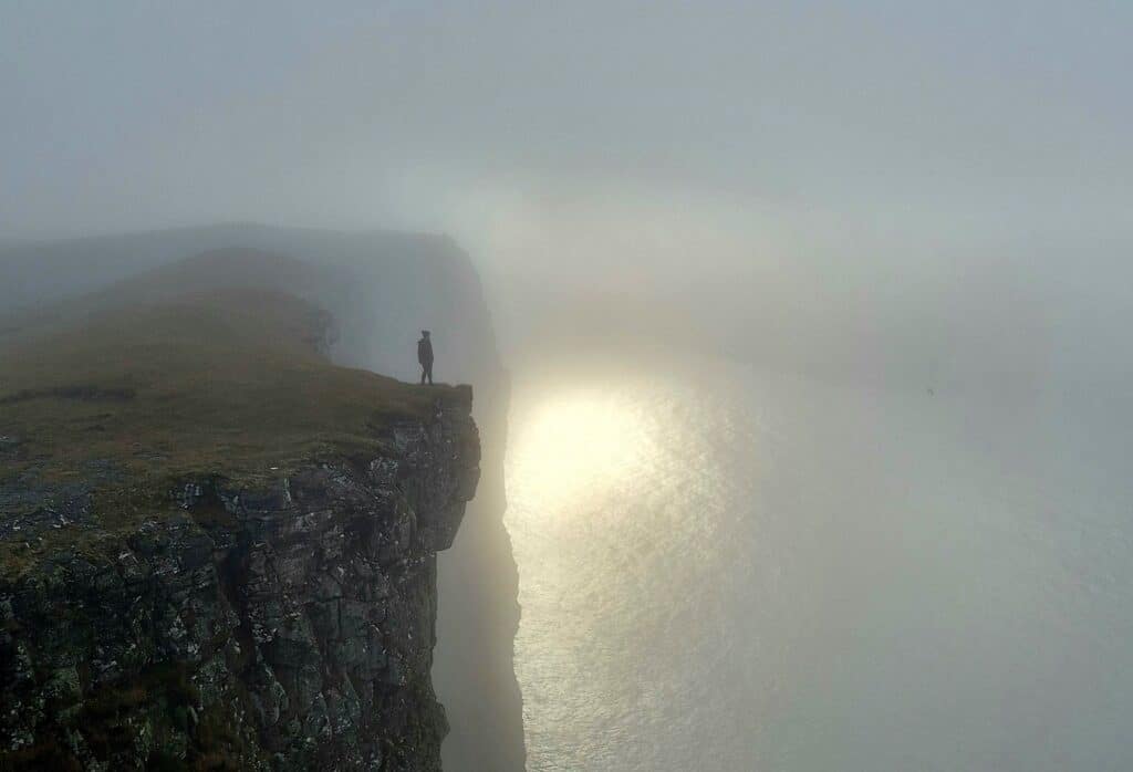 Faeröer eilanden, slavenklif, Trælanípa en Bøsdalafossur in de mist