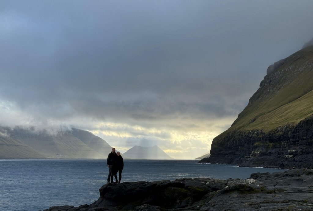Stel langs de kust van baai op de Faeröer eilanden.