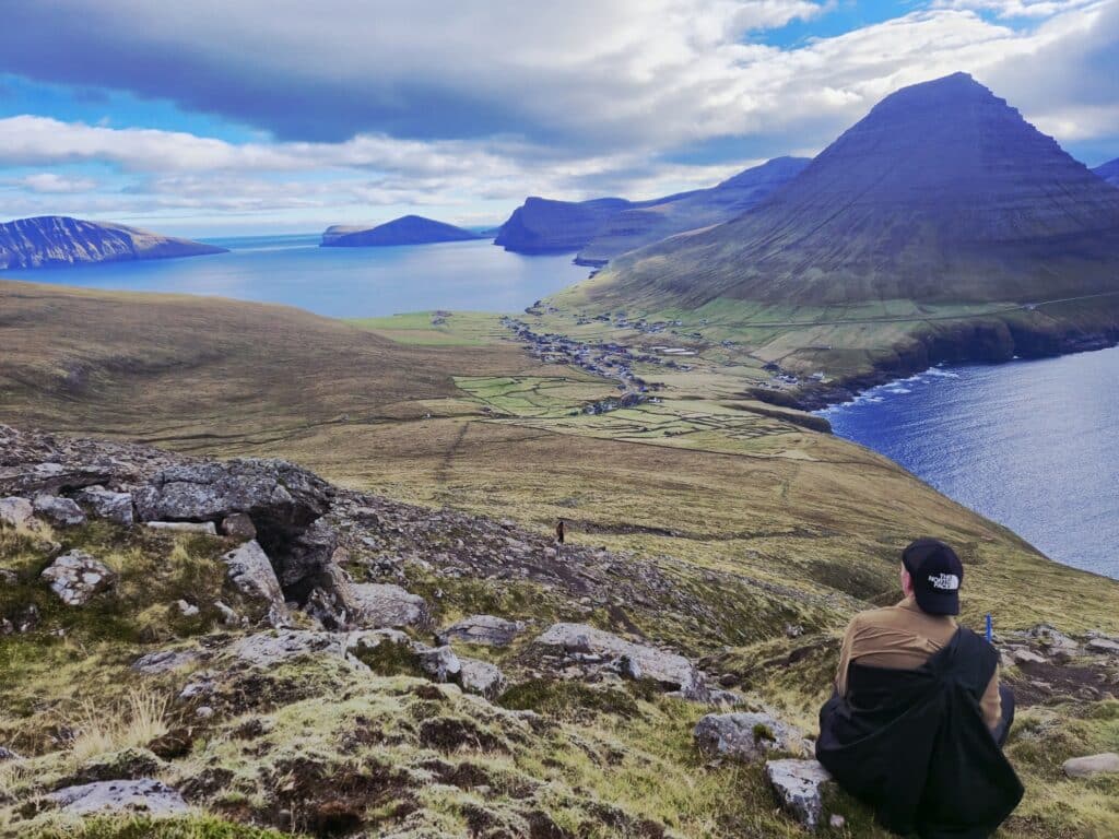 Man kijkt uit over Viðareiði, Faeröer eilanden.