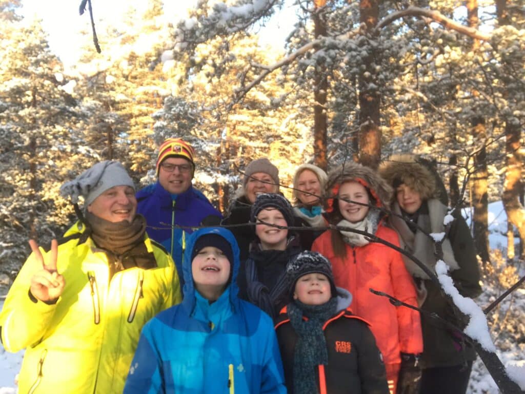 Familie in de sneeuw van Fins Lapland