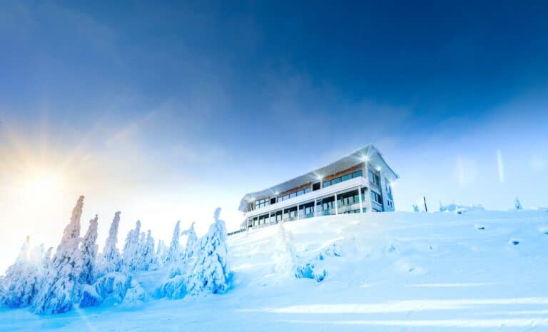 Hotel Iso Syöte exterieur met sneeuw op de voorgrond