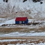 Blauw huisje in de sneeuw op IJsland