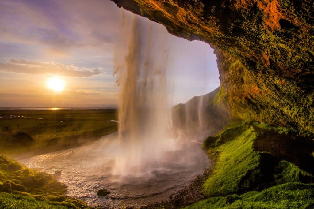 Seljalandsfoss waterval op IJsland in de middernachtzon