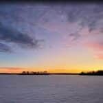 Zonsondergang boven meer in Fins Lapland