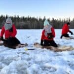 Moeder en dochter ijsvissen in Zweeds Lapland