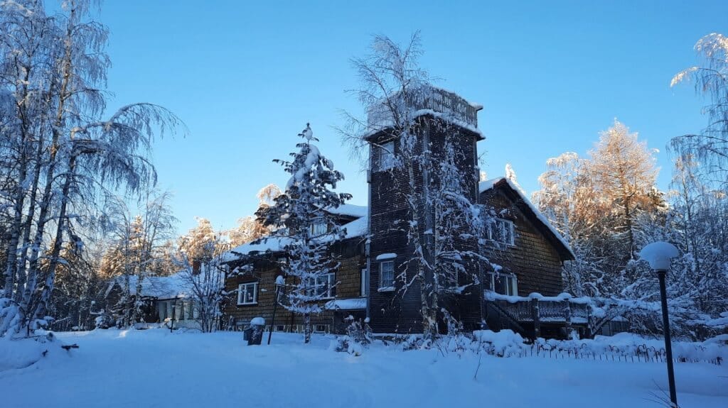Hoofdgebouw Naturepoint Paljakka Finland in de sneeuw