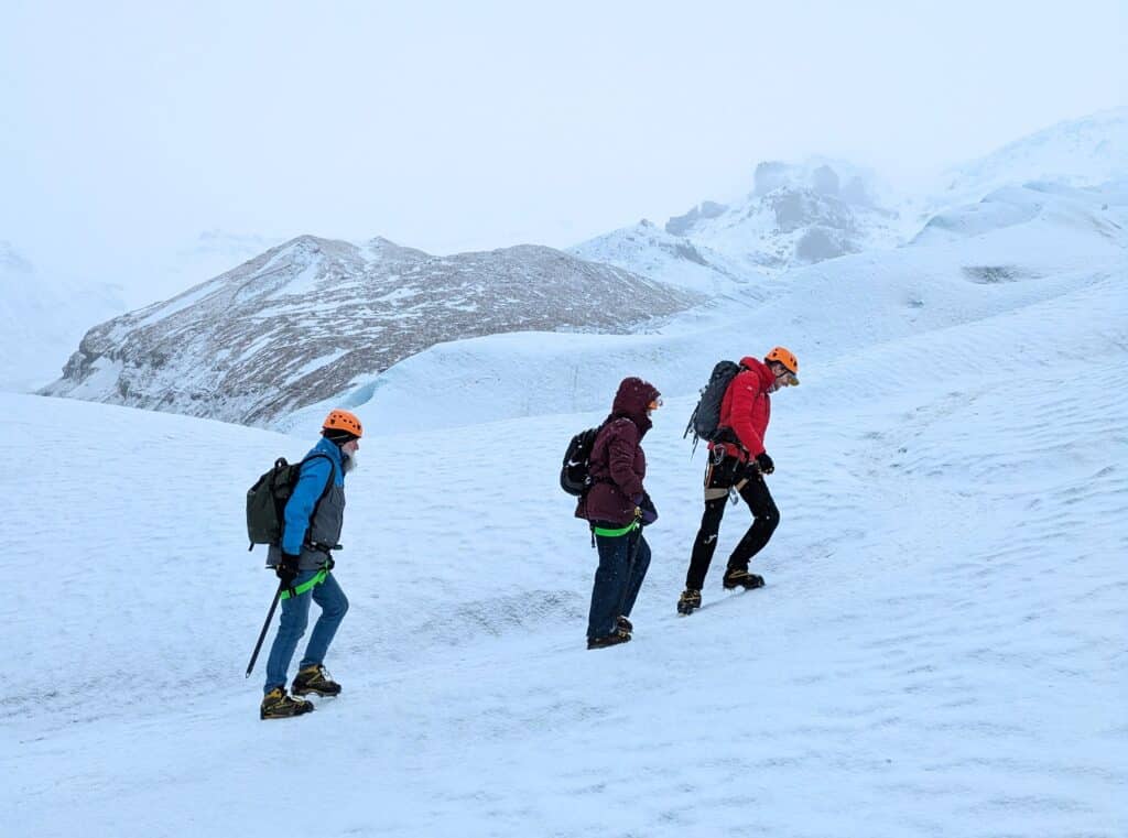Drie wandelaars maken tocht over Vatnajökull gletsjer op IJsland