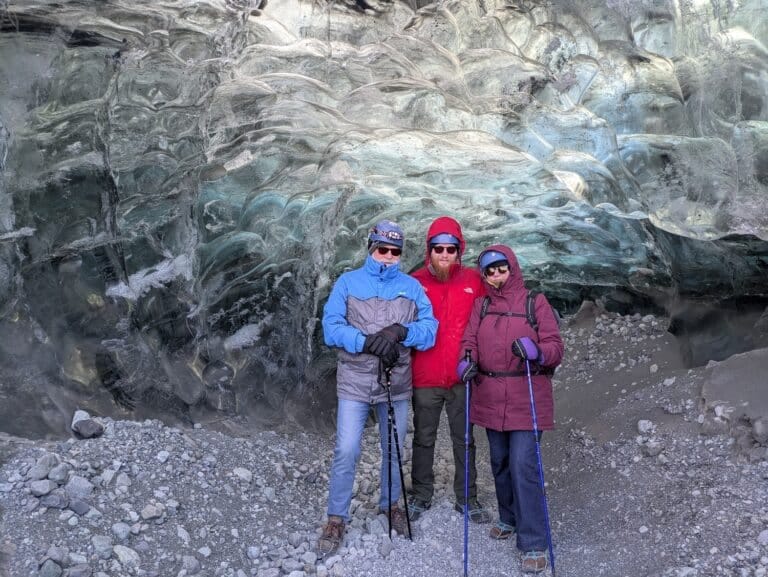 Mensen poseren voor ijs in IJsgrot IJsland