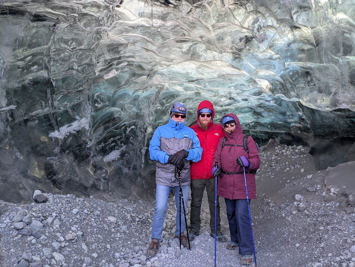Mensen poseren voor ijs in IJsgrot IJsland