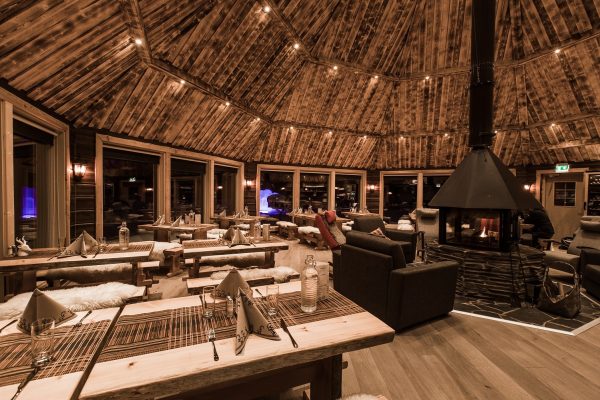 Sfeervol restaurant van Aurora Village