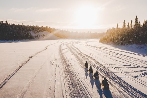 Sneeuwscootertocht over bevroren meer nabij aurora village