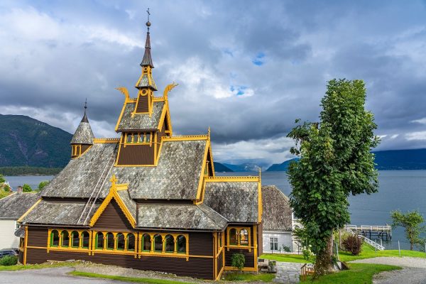 De St Olavs kerk in Balestrand, met uitzicht over het Sognefjord