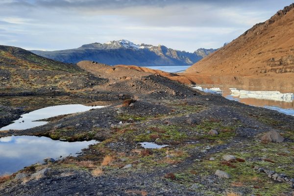 Bergen, water en gletsjer achter Hotel Skaftafell Zuid-IJsland