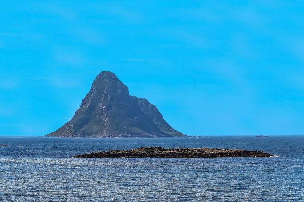 Het eiland Bleiksøya in de verte in het water