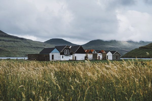 Een rijtje boothuizen Hósvik op Streymoy Faeröer eilanden