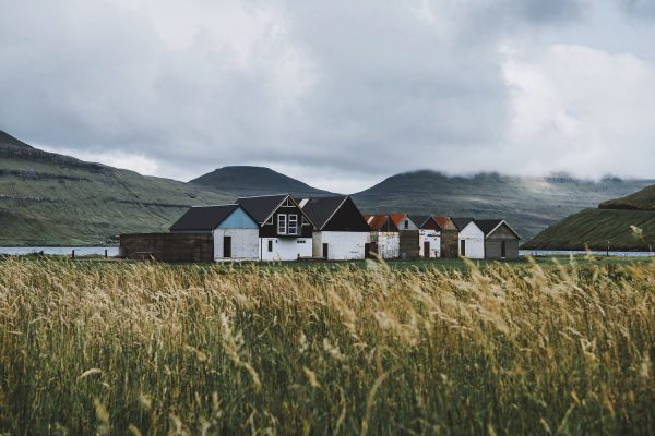 Een rijtje boothuizen Hósvik op Streymoy Faeröer eilanden
