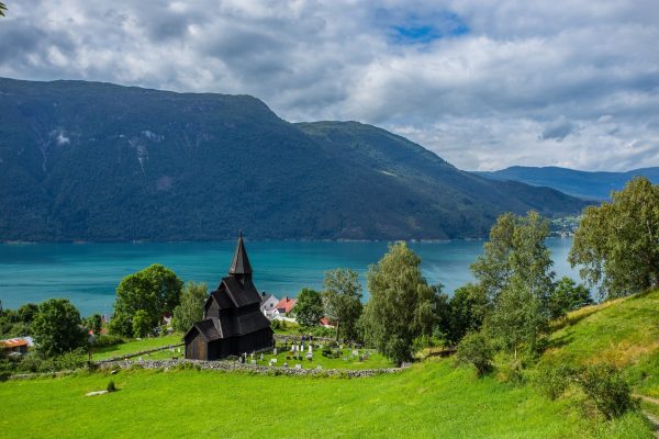 Panoramisch uitzicht over de oude houten staafkerk Borgund, aan het fjord, omliggend door bergen
