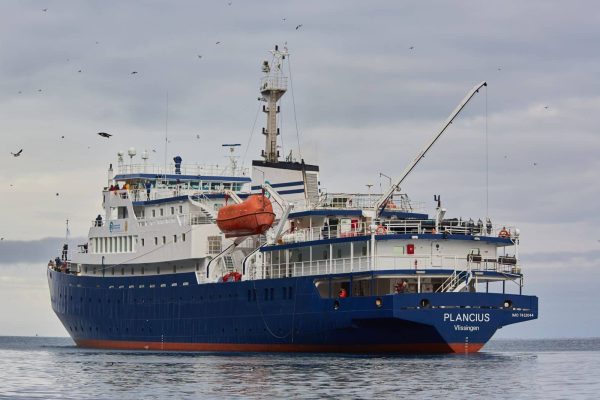 Expeditie schip de Plancius op zee