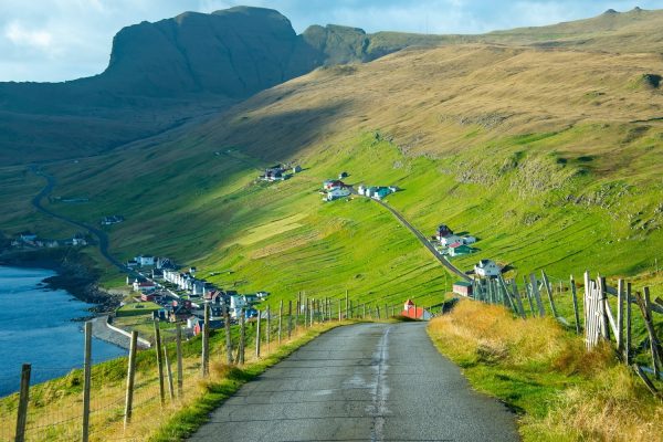 Suduroy op de Faeröer eilanden weg langs kust