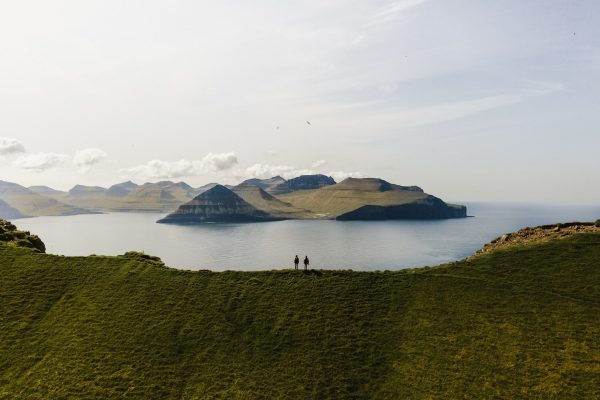 Wandelaars aan de kust Faeröer eilanden