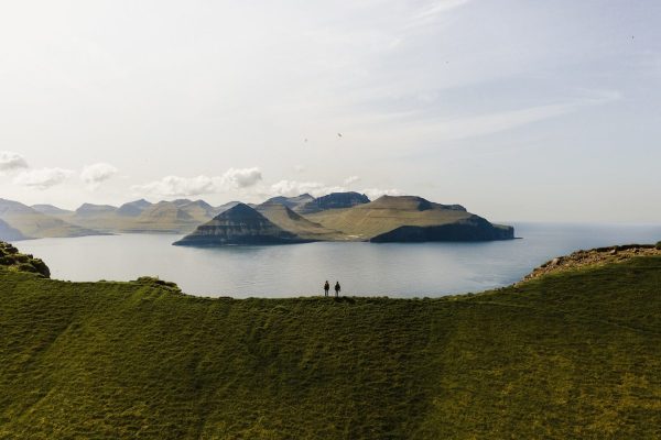 Wandelaars aan de kust Faeröer eilanden