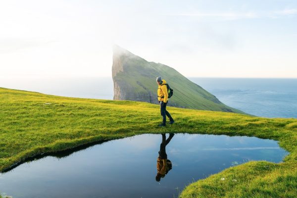 Wandelaar bij meer Faeröer eilanden