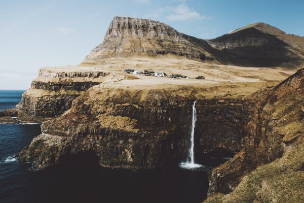 Dorp Gásadalur en waterval Mulafossaur op Vagar Faeröer eilanden