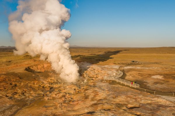 Stoompluim bij bron Gunnuhver op Reykjanes IJsland