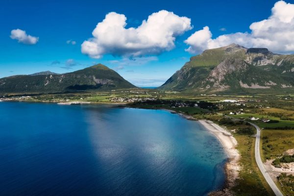 Kustweg in Helgeland, langs de zee en bergen