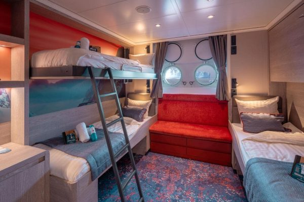 3-persoonshut met 2 patrijspoorten op expeditie schip de Hondius