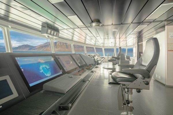 Zicht vanuit de stuurhut & brug van expeditie schip de Hondius