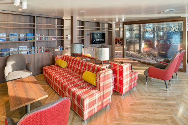 Bibliotheek van expeditie schip de Hondius gezellig zithoekje