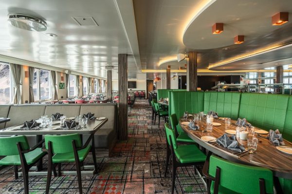 Het restaurant met grote ramen van expeditie schip de Hondius