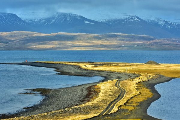 Luchtfoto van de weg langs het Hvalfjord