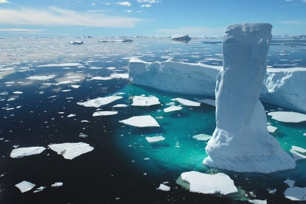 IJsberg in de vorm van een toren Antarctica bij helder weer