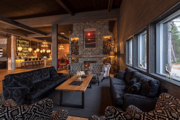 Inari lobby met haard