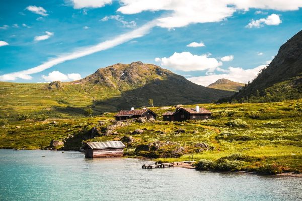 Paar huisjes in aan een bergmeer Gjende in nationaal park Jotunheimen