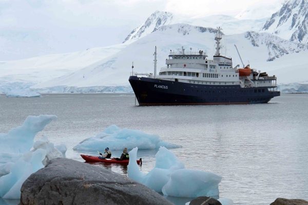 Kajakken bij Dorian baai Antarctica met de Plancius op de achtergrond