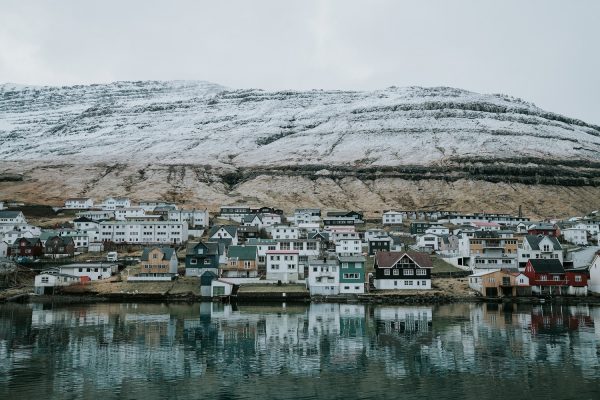 Sneeuw in Klaksvík op de Faeröer eilanden