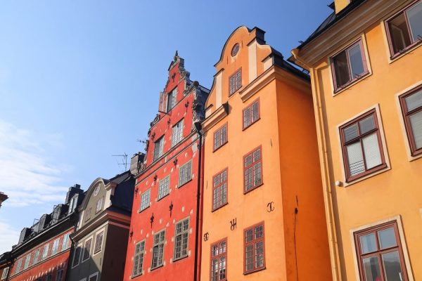 Rode en gele gevels van de monumentale panden van Gamla Stan in Stockholm