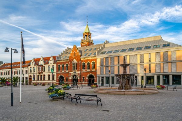 Het centrale plein van Kristiansand met het stadshuis