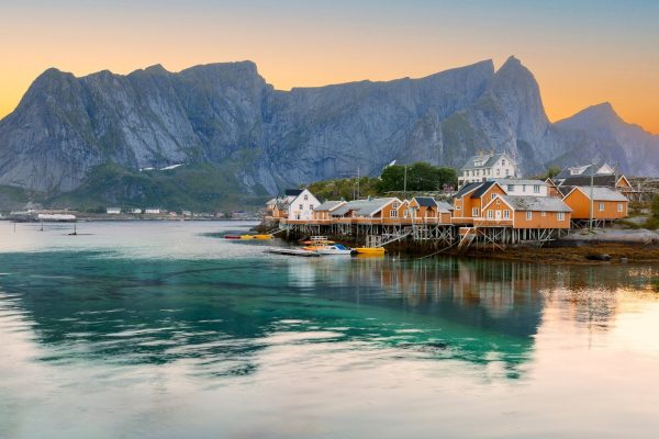 Foto van gele rorbu's aan het water