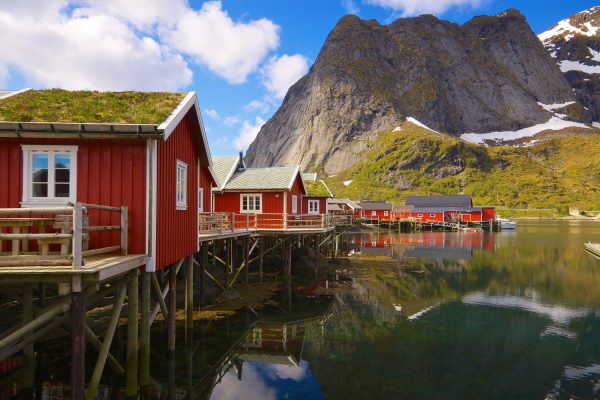 Rode vissershutten langs het water op de Lofoten