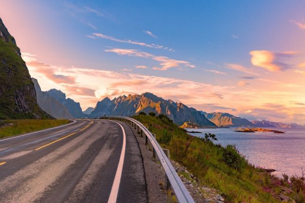 Kustweg op de Lofoten langs bergen en zee