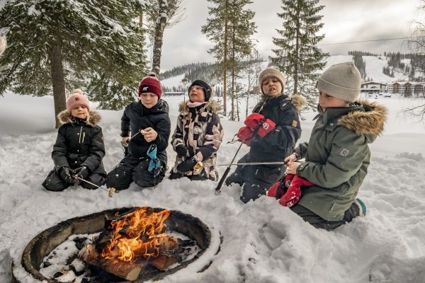 Marshmallow roosteren door kinderen Ukkohalla