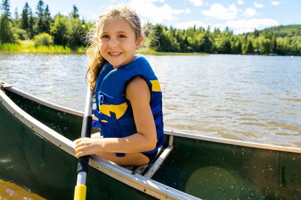 Meisje in een kano op een meer in Zweden