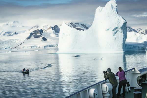 Met zodiac langs ijsbergen Antarctica