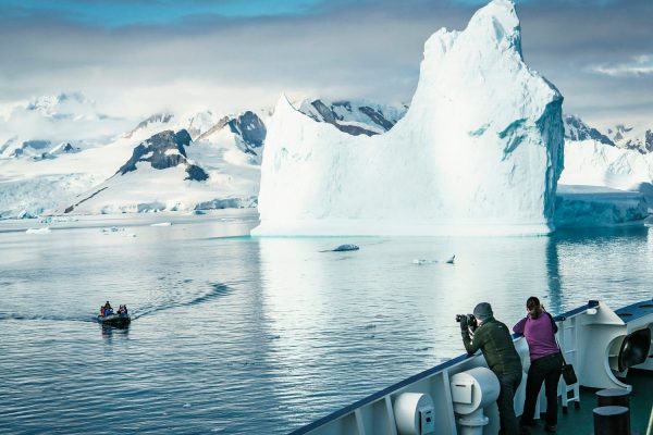Met zodiac langs ijsbergen Antarctica